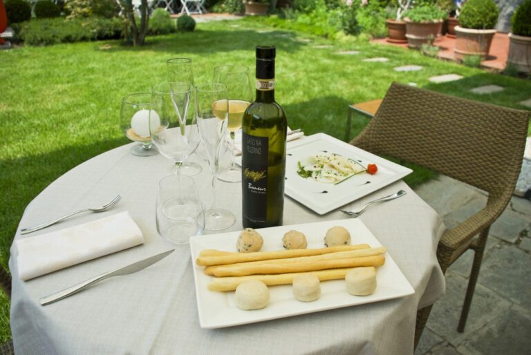 Tavolo apparecchiato in giardino